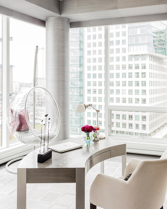 Підвісне крісло в інтер'єрі тераси: затишок та відпочинок на свіжому повітрі.