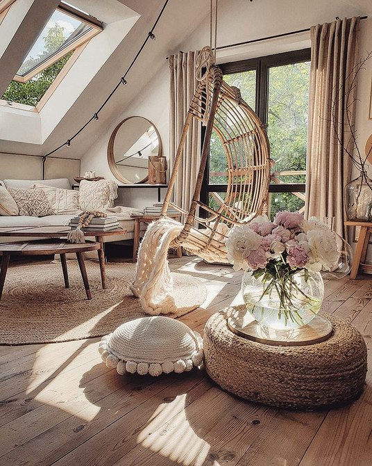 Крісло-кокон підвісне в інтер'єрі з подушками, затишна зона відпочинку в квартирі.