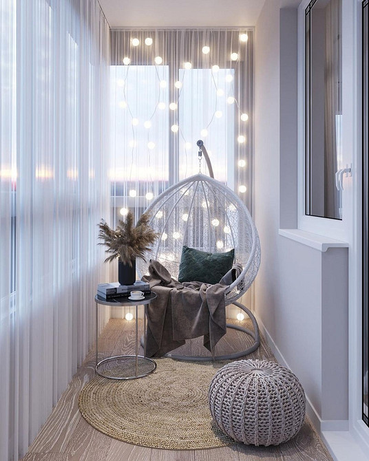 Дитяче підвісне крісло у світлій кімнаті, чудове місце для ігор та читання