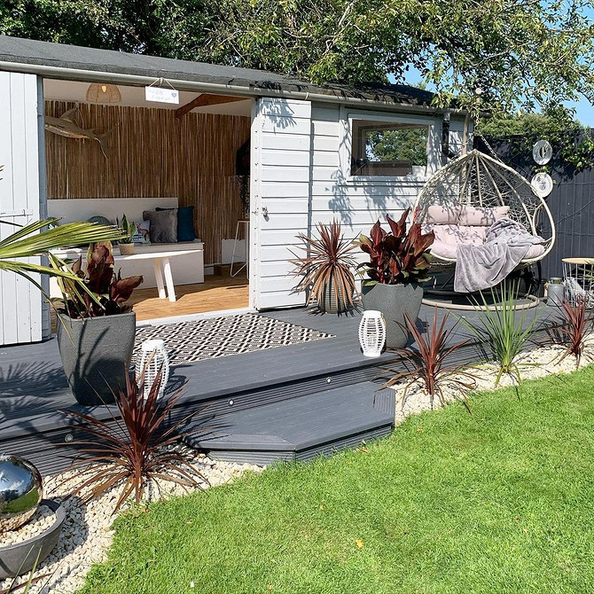 Затишне підвісне крісло кокон в інтер'єрі вітальні, ідеальне для релаксу