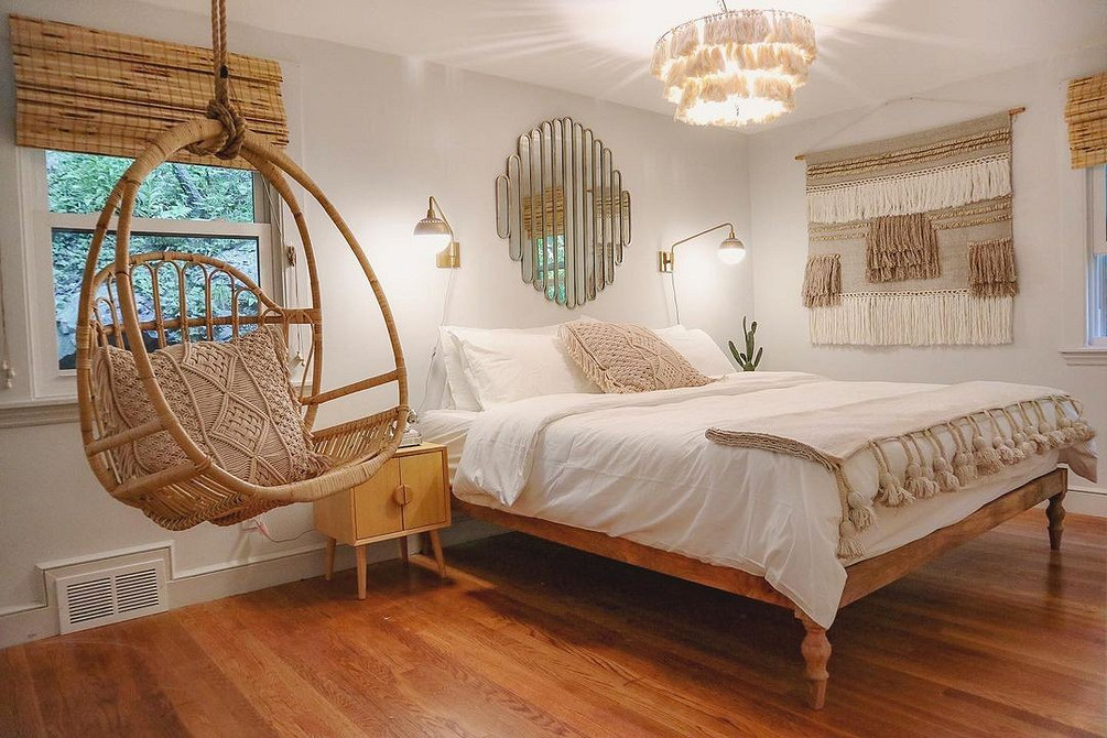 Зручне підвісне крісло з подушками в світлому інтер'єрі для відпочинку та релаксу.