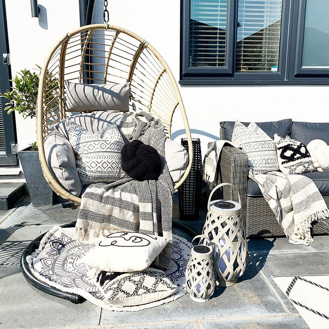 Мінімалістичний дизайн інтер'єру з білим підвісним кріслом, акцент на простоті