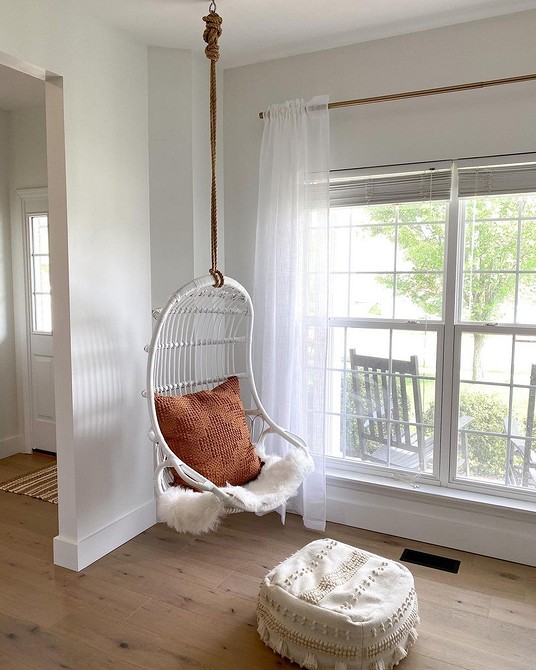 Підвісне крісло кокон в інтер'єрі: затишна зона відпочинку біля вікна, сучасний дизайн.