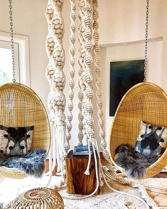 Інтер'єр з підвісним кріслом гамаком біля вікна, ідеальне місце для читання