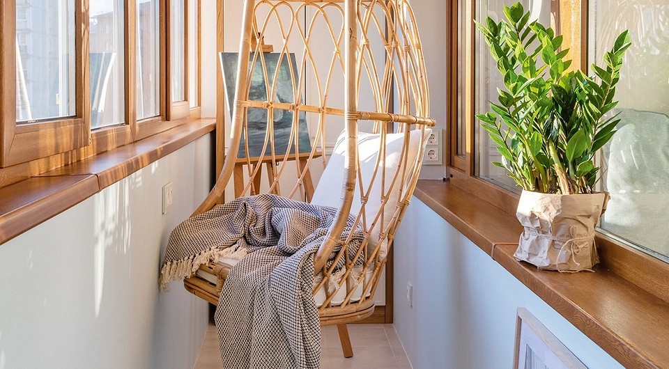 Затишне підвісне крісло кокон в сучасному інтер'єрі для релаксу