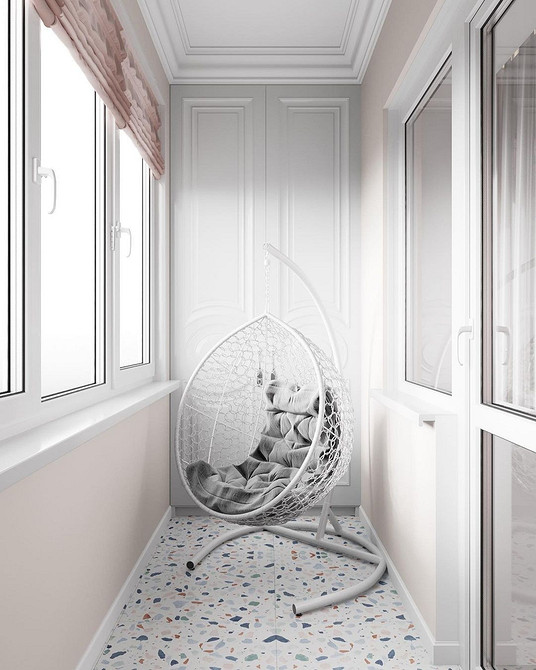 Підвісне крісло з ротангу на терасі, стильний елемент дизайну для зони відпочинку