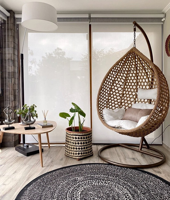 Плетений підвісний крісло гамак на терасі, зона відпочинку на природі