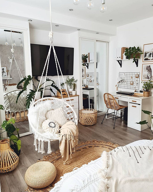 Підвісне дитяче крісло в кімнаті, ідеальне місце для ігор та відпочинку дитини.