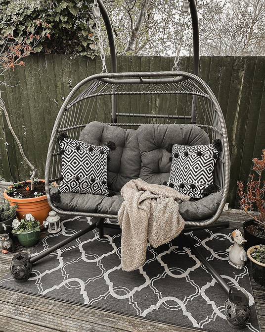 Стильне підвісне крісло в інтер'єрі з натуральних матеріалів, елемент дизайну інтер'єру