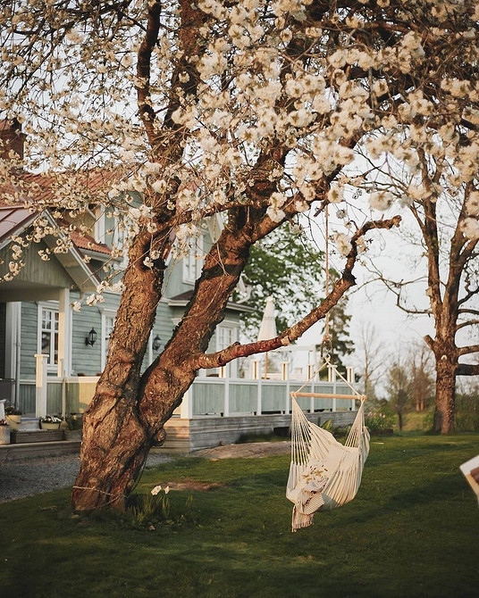Зручне підвісне крісло з м'якою оббивкою, ідеальне для створення затишної зони відпочинку