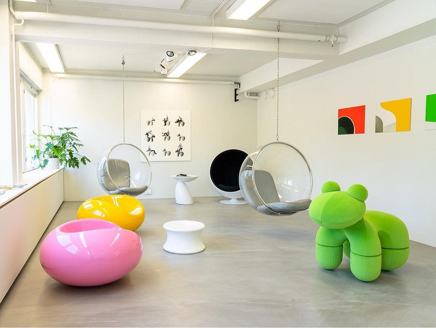 Підвісне крісло у формі кокона в світлій кімнаті, зона відпочинку