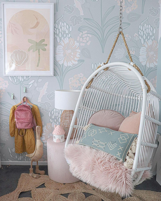 Підвісне крісло з ротангу на терасі, прекрасне місце для насолоди природою