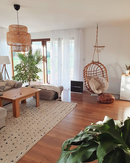 Підвісне крісло кокон в інтер'єрі з видом на природу: затишок і спокій.