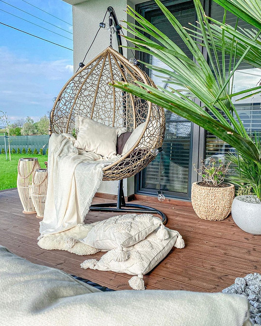 Підвісне крісло з дерева в еко-стилі, натуральний елемент дизайну інтер'єру