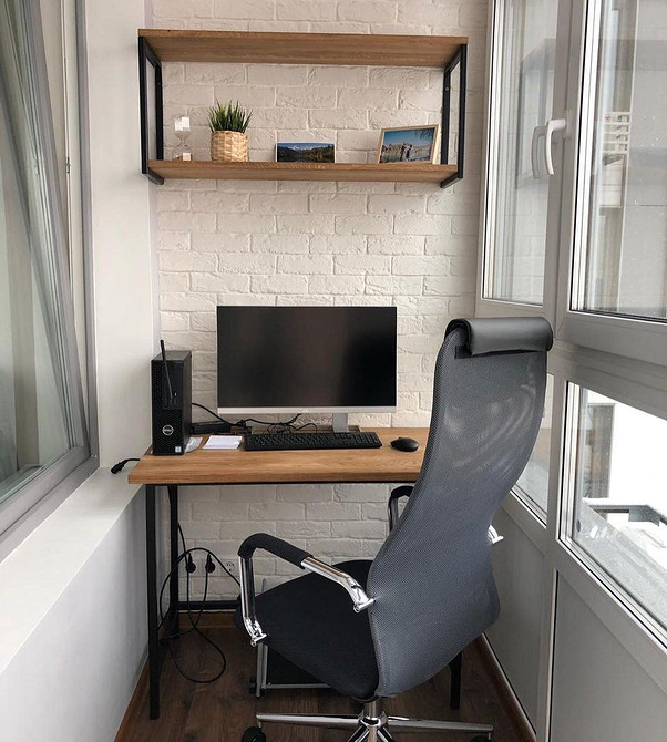 Зберігання на балконі: ідеї для організації простору з полицями.