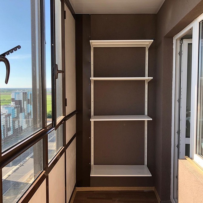 Полиці на невеликому балконі: компактні рішення для максимального використання площі.