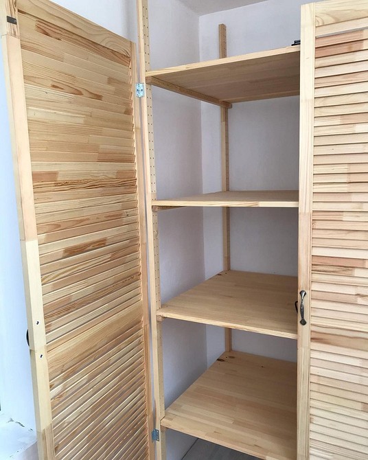 Полиці для балкону з дерева: натуральний матеріал для затишного зберігання.