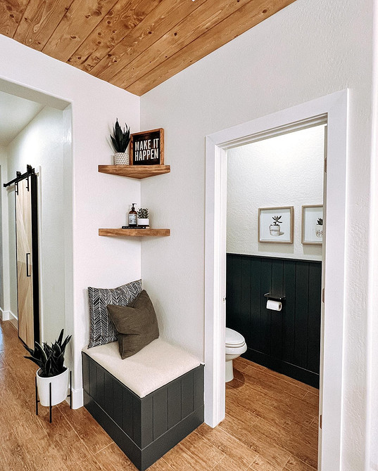 Елегантні полиці на стіну: стильні рішення для вітальні, спальні та інших кімнат в домі