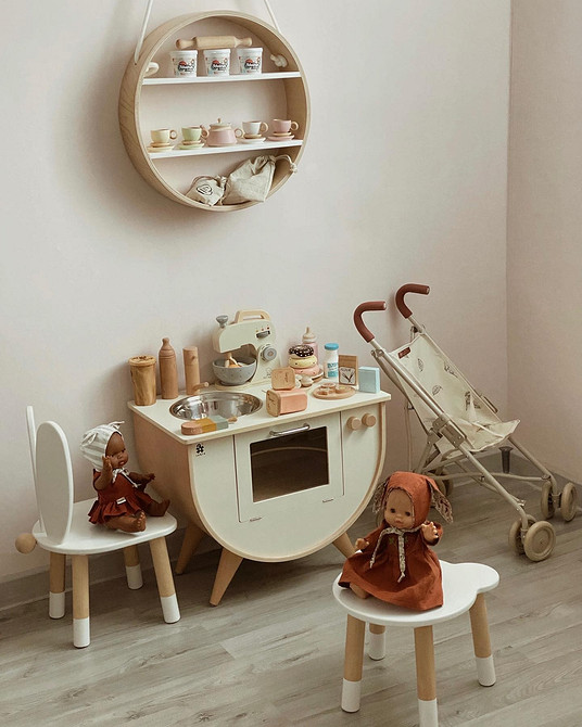 Відкриті полиці в інтер'єрі кухні, зручне зберігання посуду та продуктів