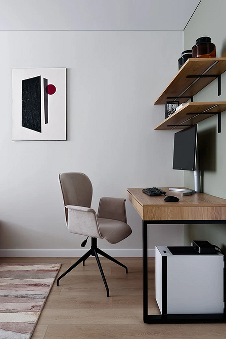 Настінні полиці у дитячій кімнаті, заповнені іграшками, книгами та декоративними елементами.