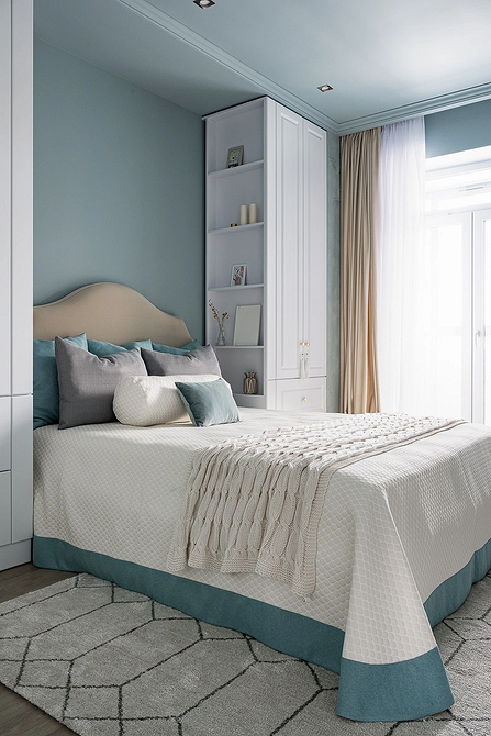 Книжкові полиці в спальні, ідеальне рішення для зберігання та організації простору