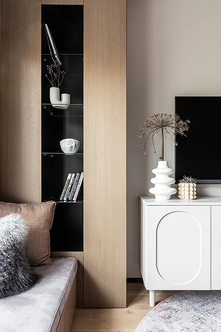 Стильні полиці в інтер'єрі вітальні, сучасний дизайн для затишку дому