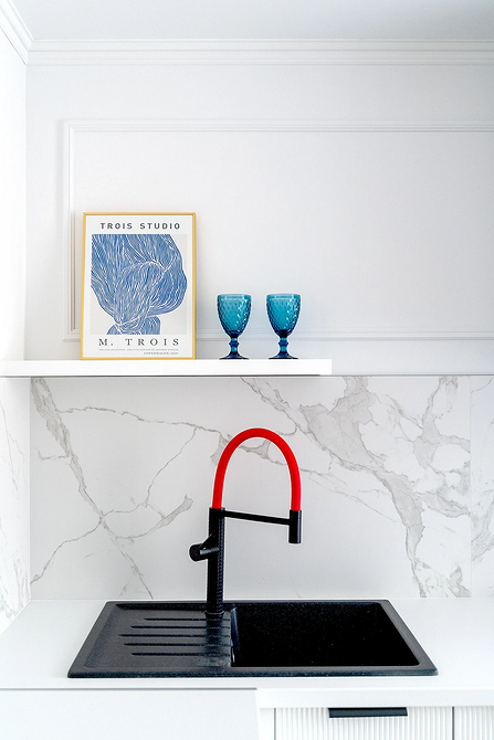 Металеві настінні полиці в стилі лофт для книг та декору, сучасний інтер'єр.