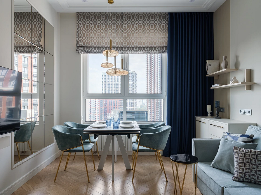 Книжкові полиці від підлоги до стелі у домашній бібліотеці, багато книг.