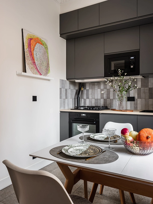 Відкриті кухонні полиці з посудом та кухонним приладдям у скандинавському стилі.