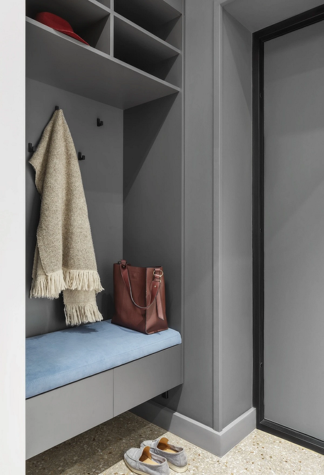 Сучасний дизайн передпокою з полицями для взуття та аксесуарів, ідеї організації зберігання