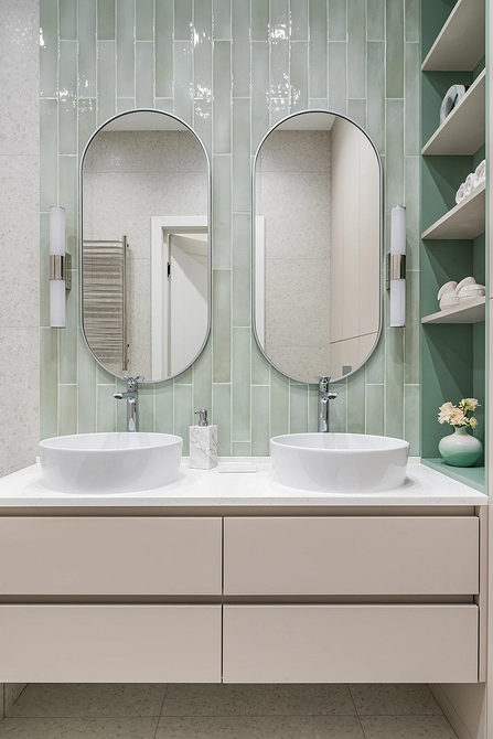 Відкриті полиці з металевим каркасом в індустріальному стилі інтер'єру