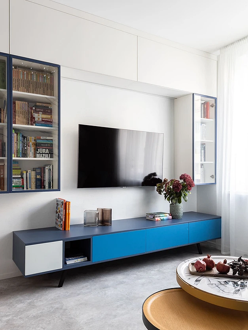 Сучасні настінні полиці з дерева в мінімалістичному інтер'єрі вітальні, декор.