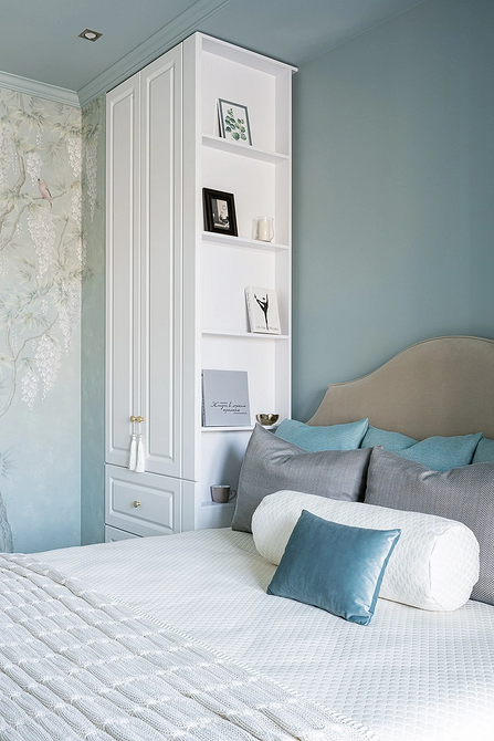 Оригінальний дизайн полиць у дитячій кімнаті для іграшок та книг