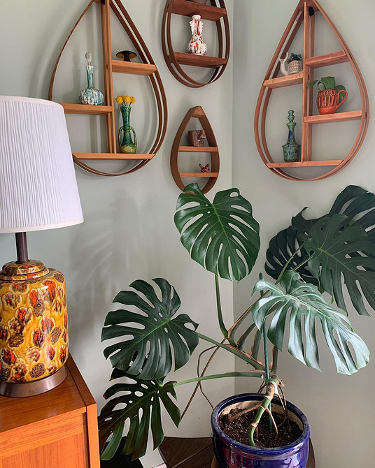 Мінімалістичні дерев'яні полиці над робочим столом, зручне зберігання.