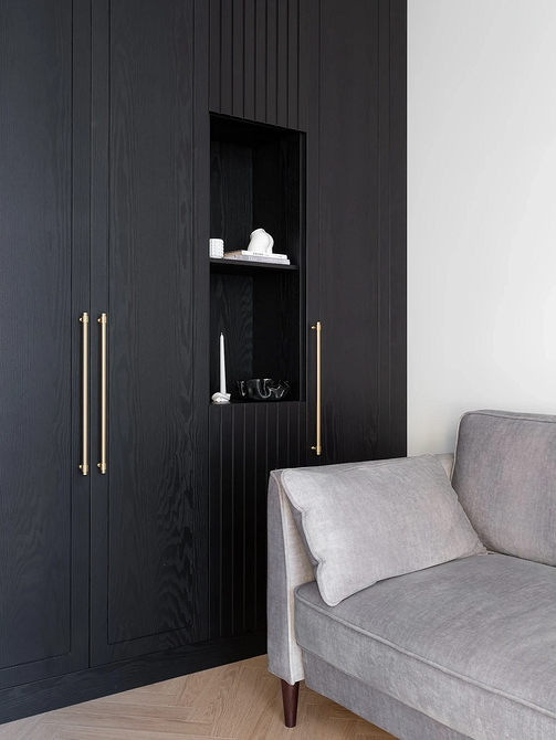 Інтер'єр вітальні з білими настінними полицями та декоративними елементами