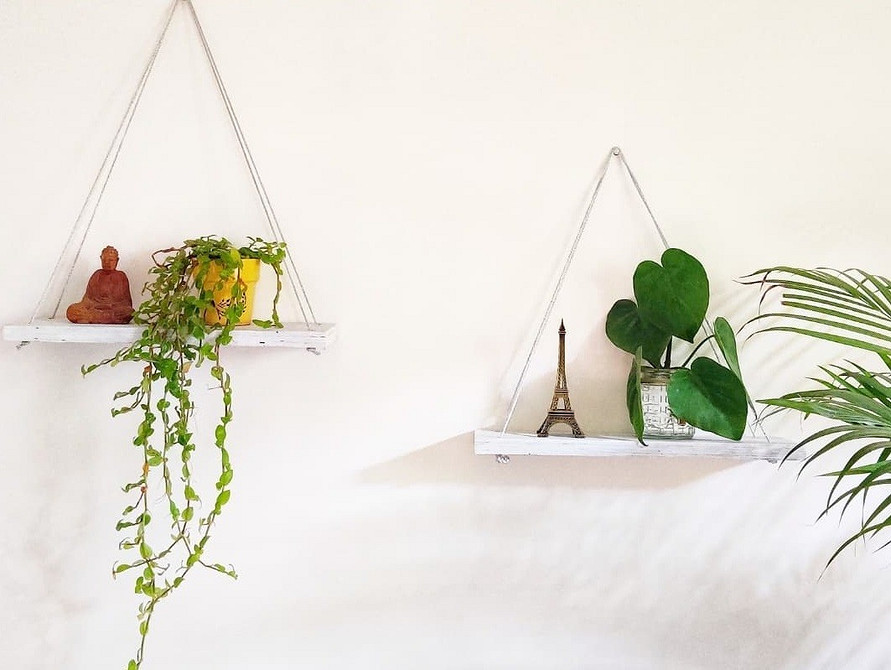 Відкриті полиці з дерев'яними елементами в дизайні інтер'єру квартири