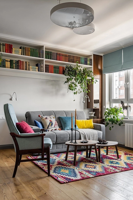 Полиці в інтер'єрі спальні над ліжком для книг, фотографій та декору.