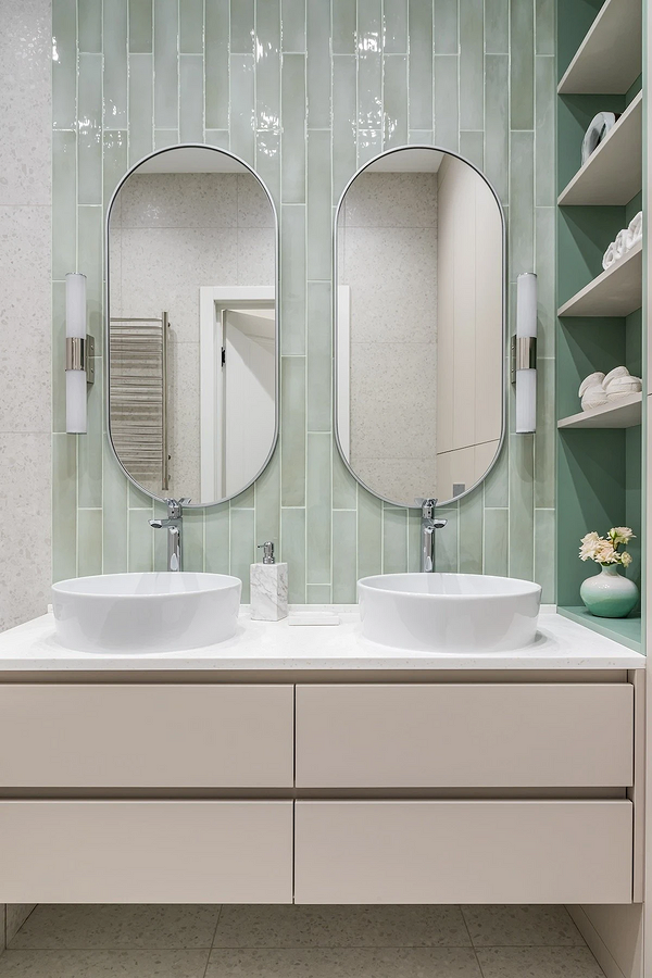 Нестандартні полиці з металу в стилі лофт, прикрашені рослинами та книгами.