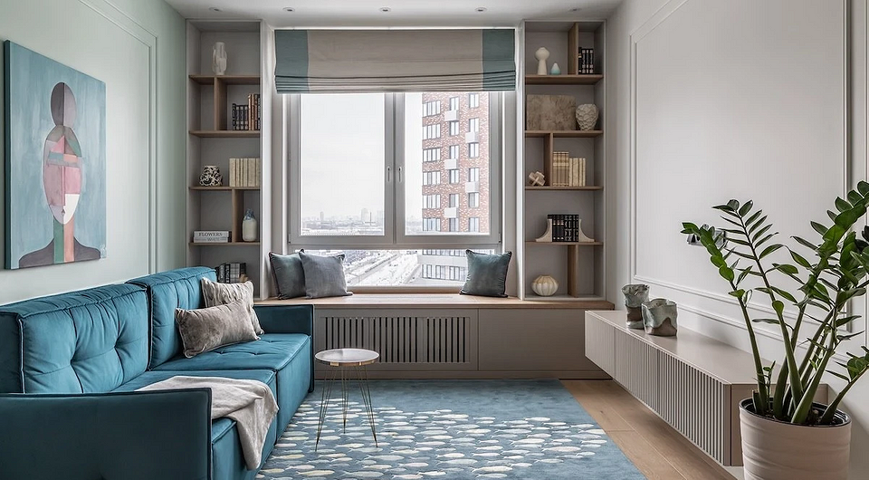 Стильні полиці в інтер'єрі вітальні: відкриті полиці з декором та книгами