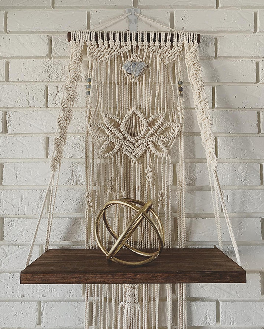 Дизайн інтер'єру з використанням полиць різних форм та розмірів