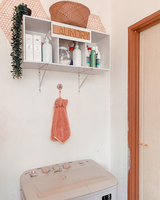 Ідея для дизайну полиць: відкриті полиці з книгами та декором у вітальні