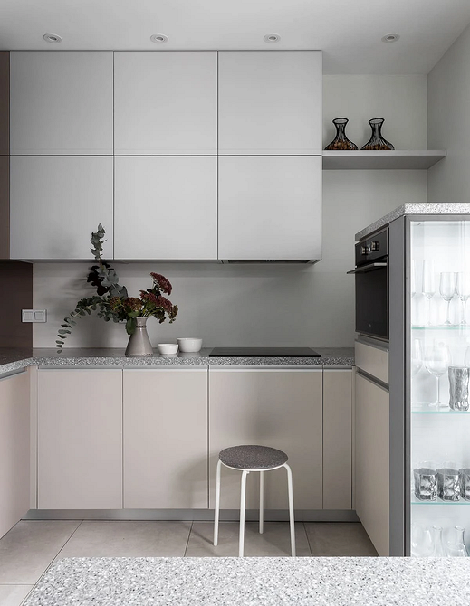 Мінімалістичні настінні полиці в сучасному інтер'єрі, організація простору та зберігання.