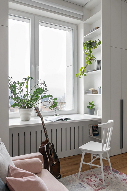 Закриті полиці з дерев'яними дверцятами в інтер'єрі кабінету або офісу