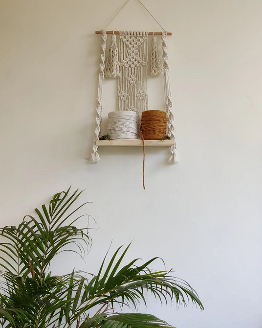 Сучасний інтер'єр з настінними полицями для книг та декору