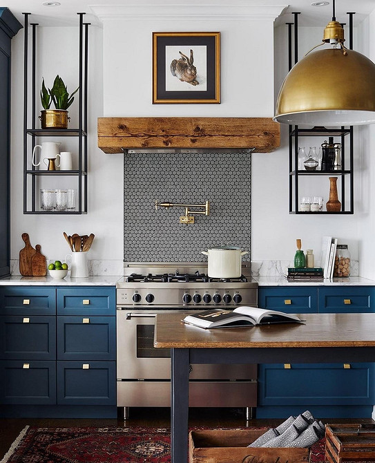 Сучасні полиці на стіну в мінімалістичному інтер'єрі з рослинами та декором