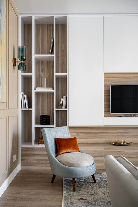 Дизайн полиць на стіну в сучасному інтер'єрі вітальні з рослинами та декором.