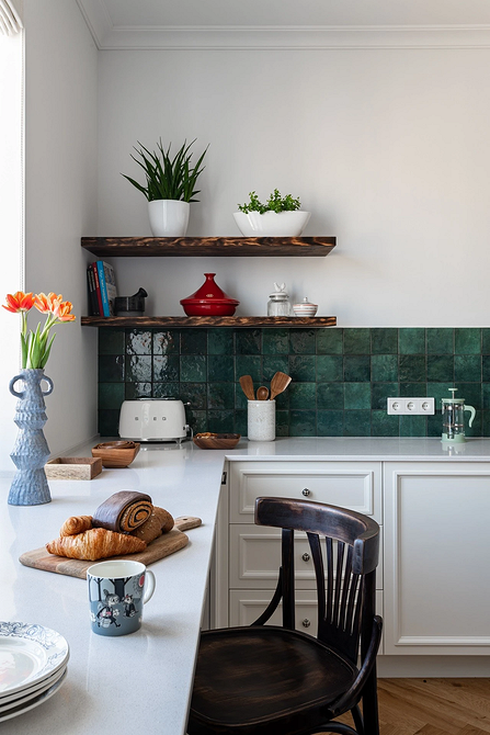 Сучасні настінні полиці для рослин в інтер'єрі, зелений куточок в домі.