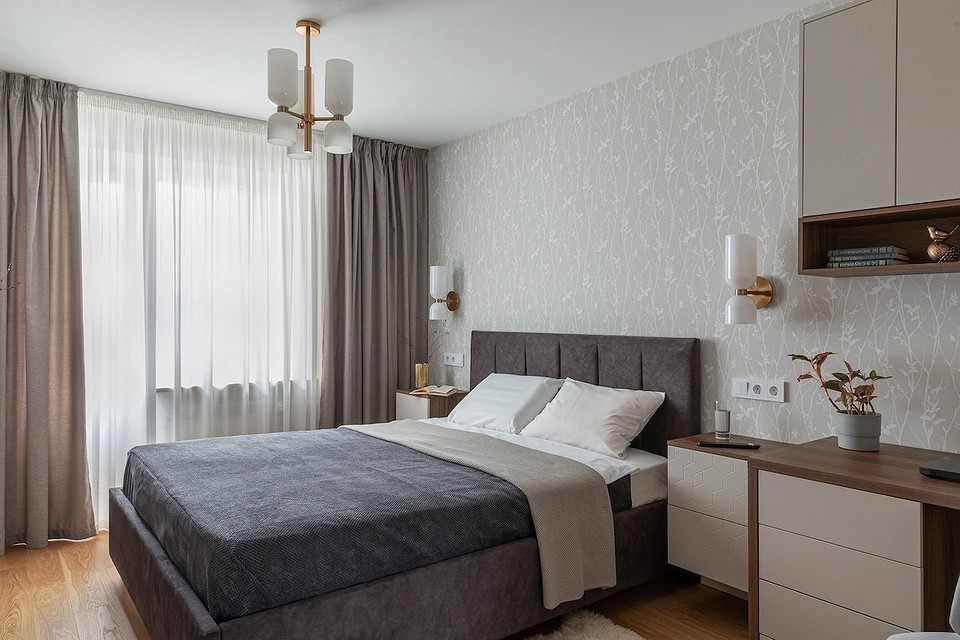 Односпальне ліжко в дитячій кімнаті з іграшками та яскравим текстилем