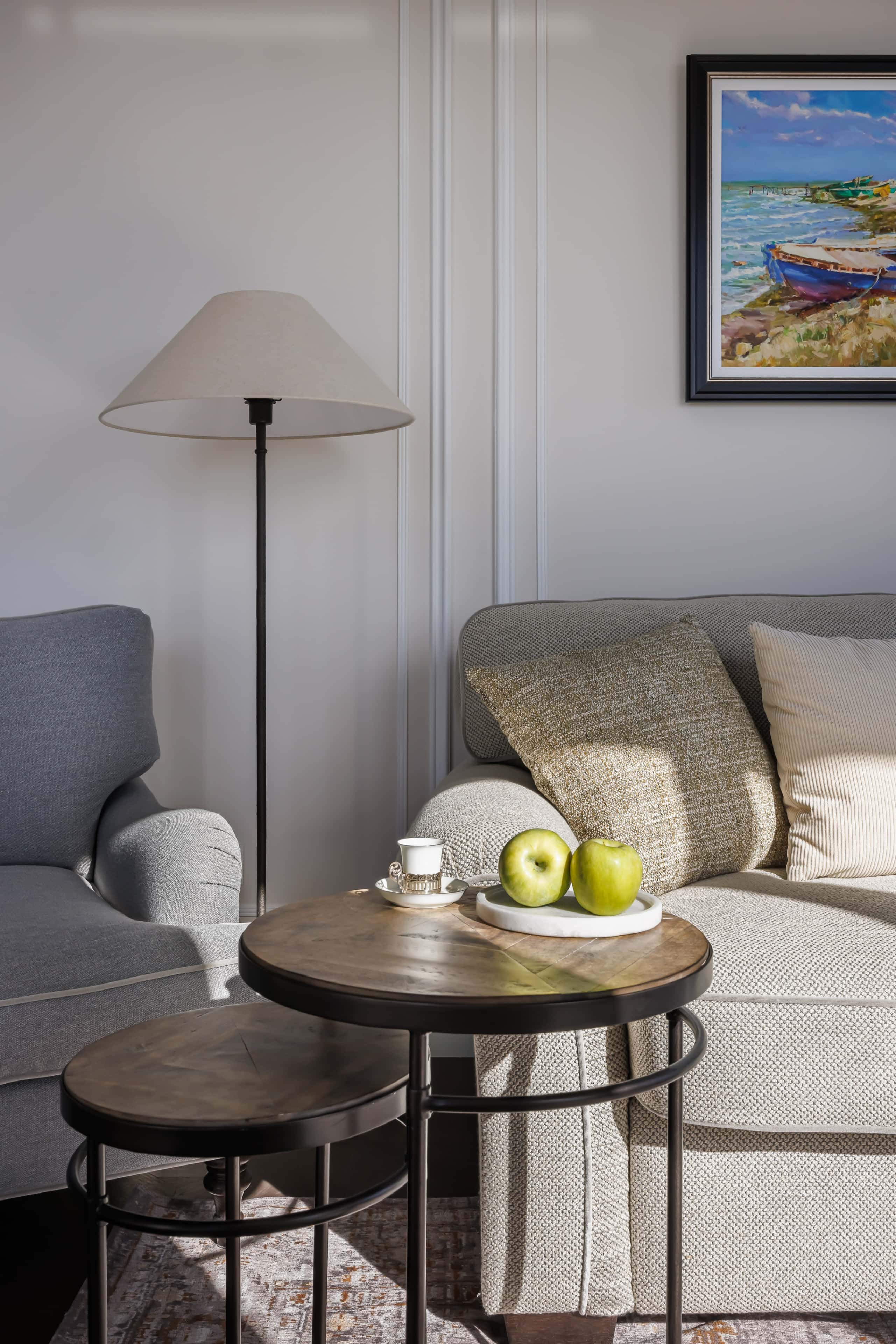 Сучасний дизайн інтер'єру 2025: кабінет з ергономічним робочим місцем та книжковими полицями.