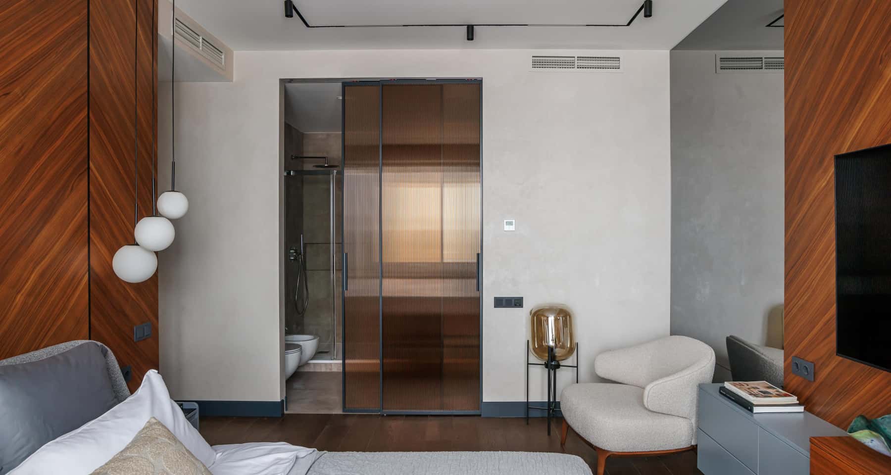 Квартира без ремонту: бетонні стіни та чорнова підлога, чекають на дизайн